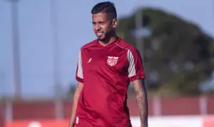 CRB garante permanência de lateral para 2026