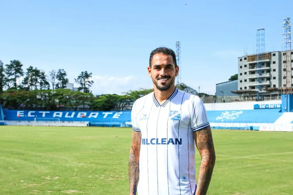 Taubaté contrata zagueiro ex-Coritiba para 2025