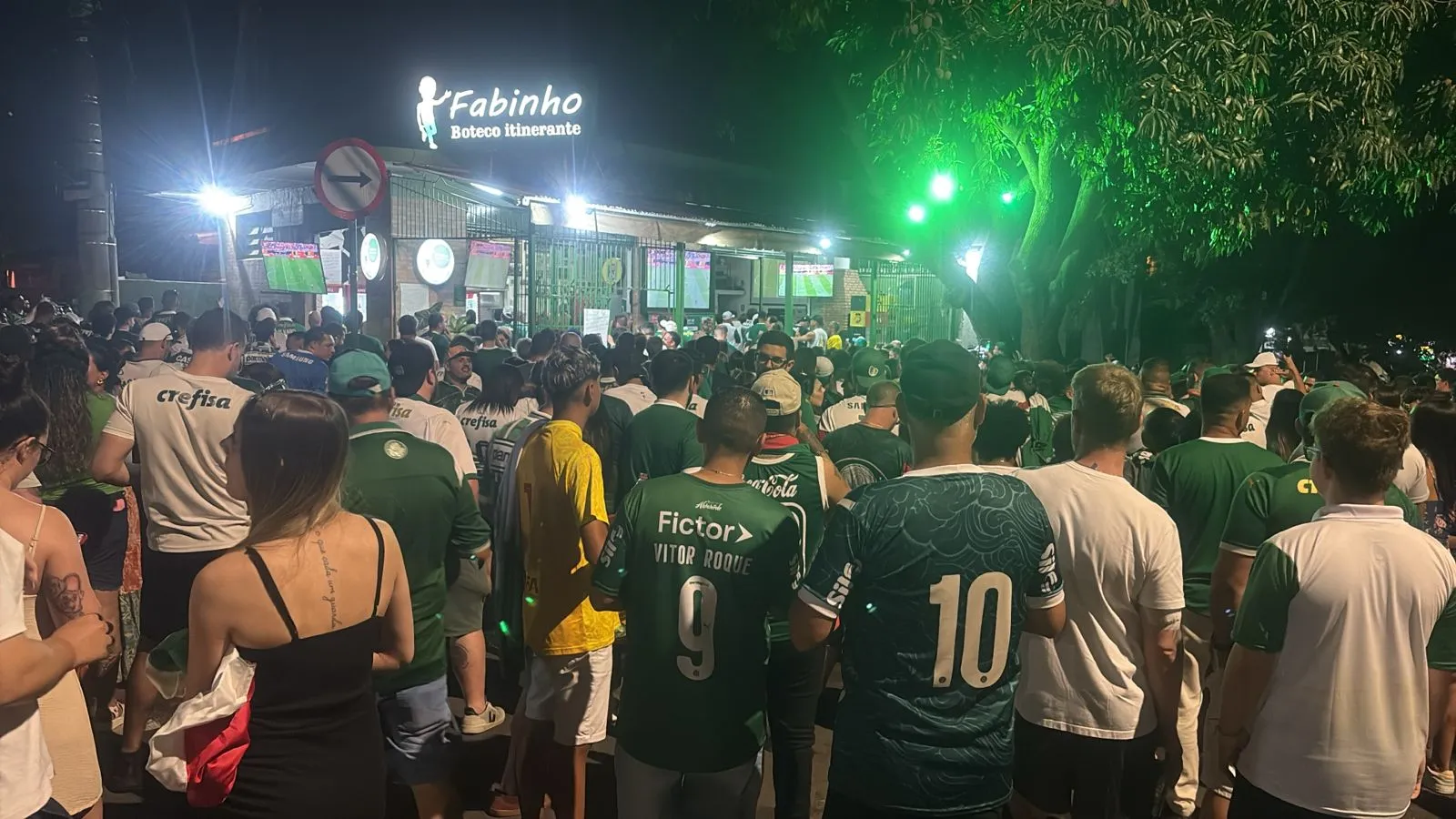 Torcedores lotam bares de Campinas para acompanhar a final da Libertadores; veja imagens