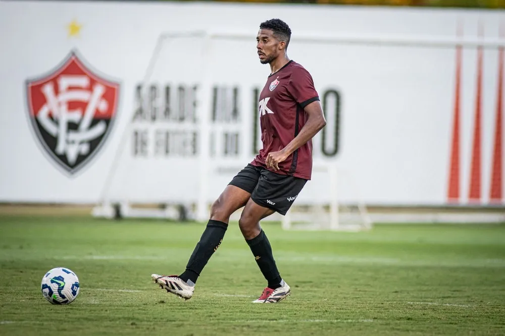 No Vitória, Jair Ventura avalia cenários após suspensão de Willian Oliveira 2 No Vitória, Jair Ventura avalia cenários após suspensão de Willian Oliveira (Foto: Victor Ferreira / ECV)
