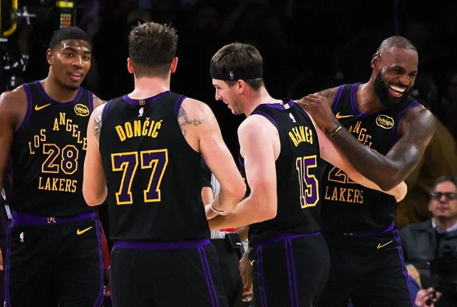 LeBron James estreia com recorde e leva os Lakers à vitória sobre Utah Jazz na NBA