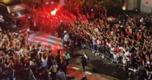 Flamengo desembarca em Lima para final da Libertadores e multidão recepciona o time no hotel