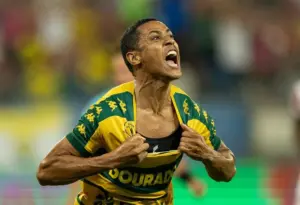 Náutico busca contato com lateral ex-Sport e zagueiro ex-Grêmio