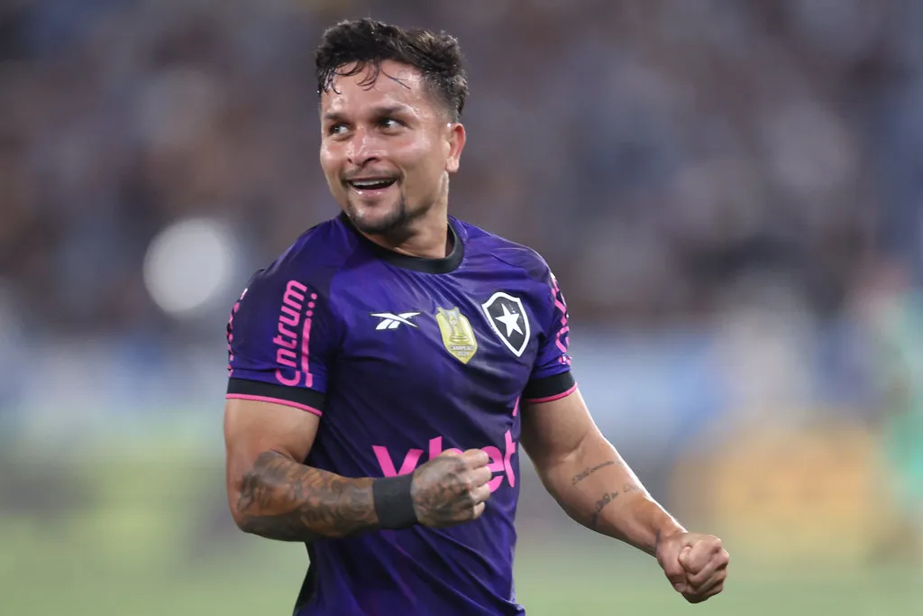 Atacante do Botafogo comemora boa fase após nova vitória: 
