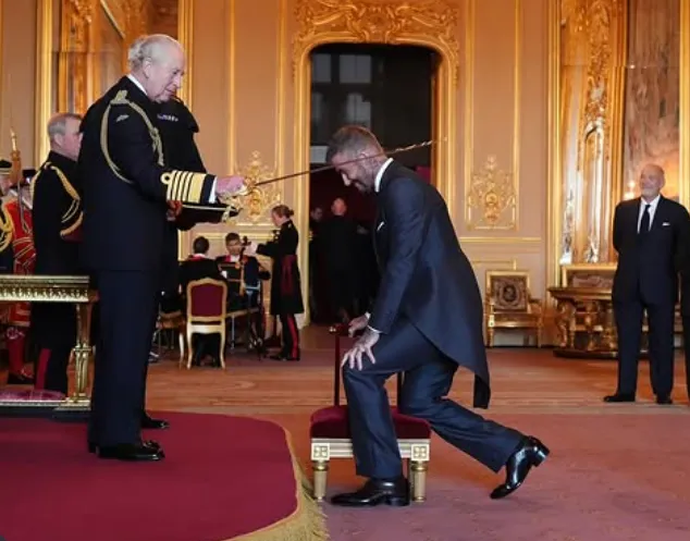 Sir David Beckham é condecorado pelo rei Charles III em cerimônia em Windsor