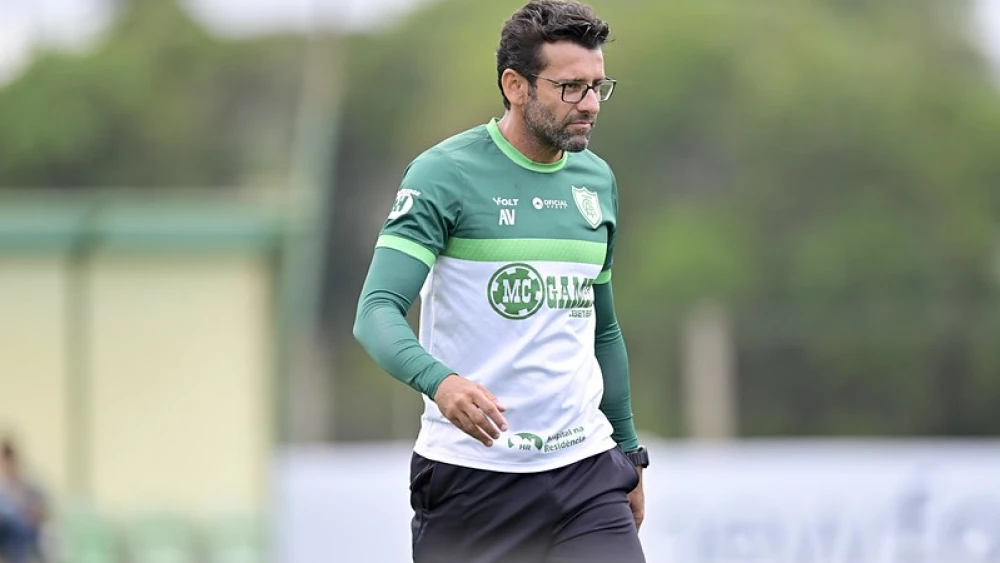 Athletico x América-MG - Furacão a um empate do acesso 3 América-MG renovou contrato com Alberto Valentim para 2026 - Foto: Mourão Panda