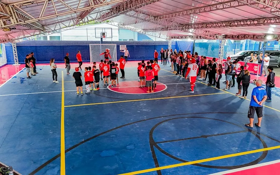 Parceria entre Bragantino e RB Leipzig resulta em revitalização de quadra pública (Foto: Divulgação/Hwproducoes)