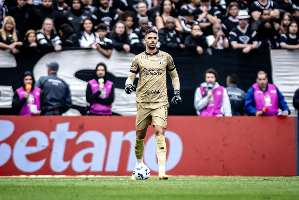 Goleiro do Ceará exalta vitória sobre Corinthians: “Importante para permanência”