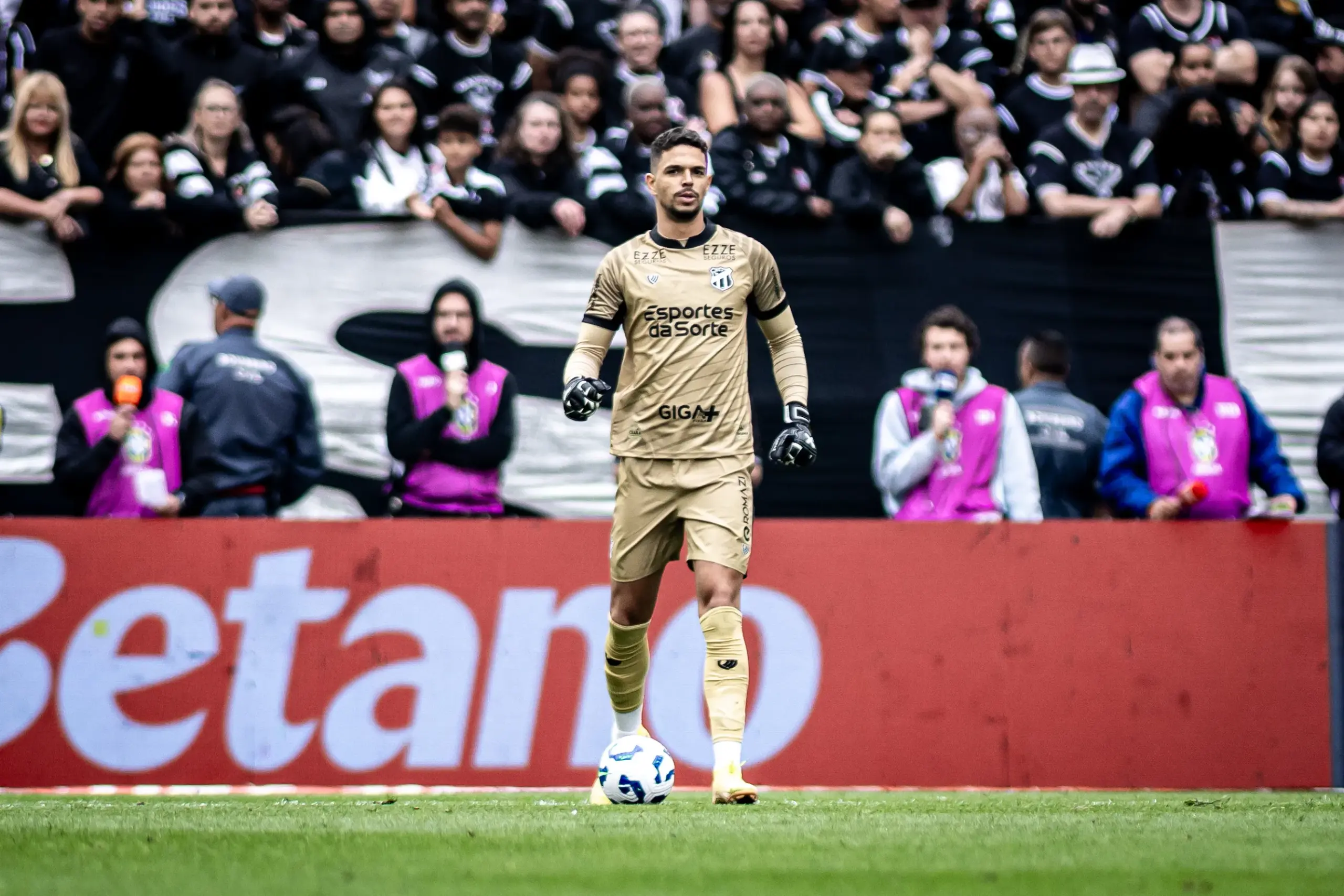 Goleiro do Ceará exalta vitória sobre Corinthians: “Importante para permanência”
