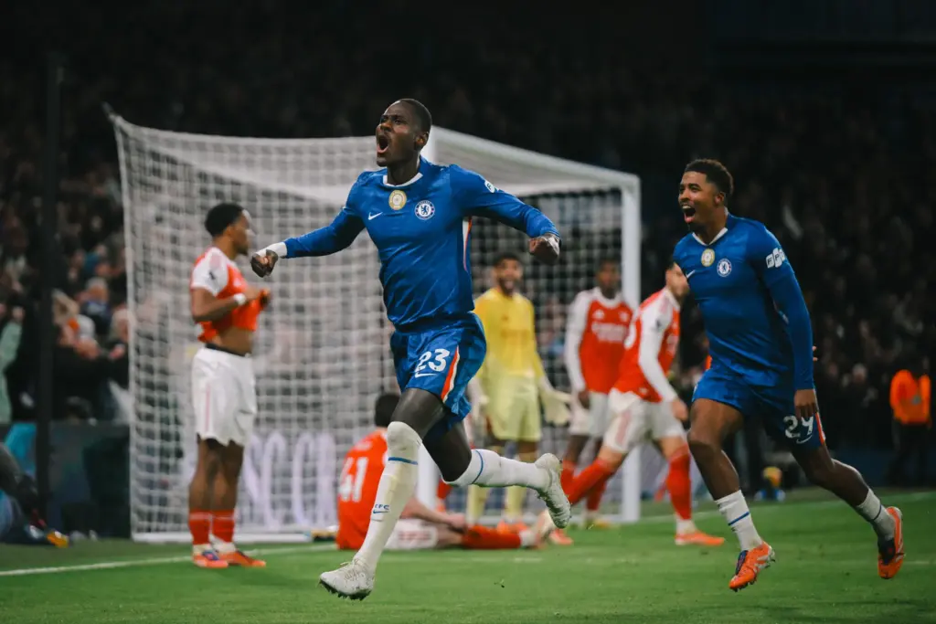 INGLÊS: Chelsea se segura com um a menos e empata com o Arsenal em clássico tenso