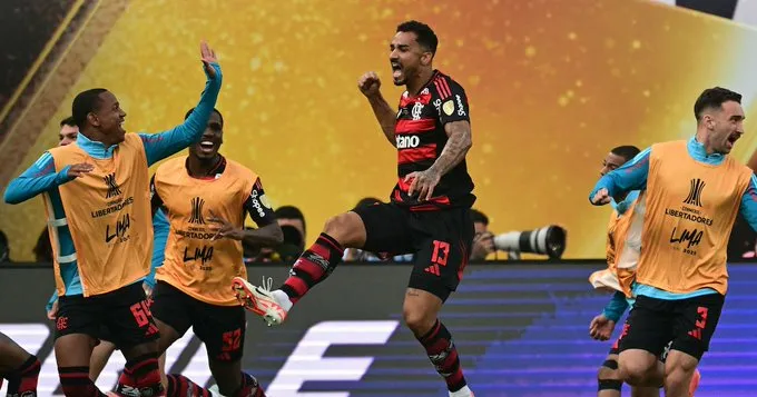 Filho de caminhoneiro, Danilo mostra estrela e entra no olimpo de idolatria do Flamengo