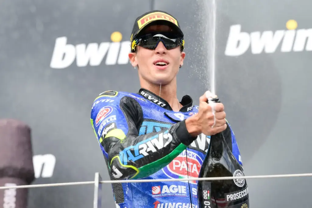 Diogo Moreira vence GP de Portugal e fica a dois pontos do título da Moto2