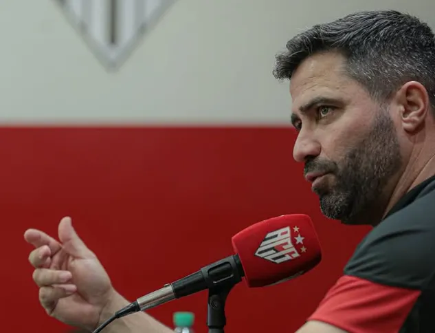 Apesar da derrota, técnico do Atlético-GO elogia o primeiro tempo em Santa Catarina