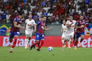 Meia do Bahia celebra retorno aos gramados: 