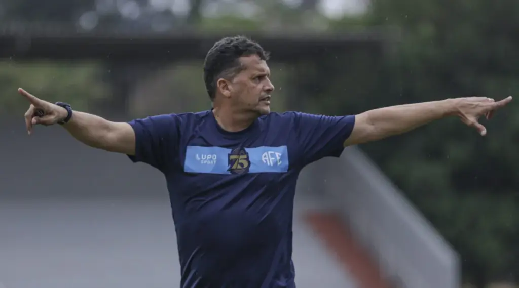 Ferroviária demite Claudinei Oliveira a duas rodadas do fim e busca “choque de realidade” para evitar queda