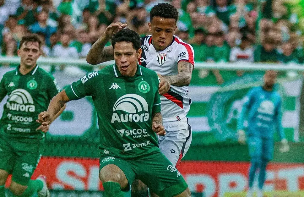 Meia da Chapecoense cita empenho por acesso: 