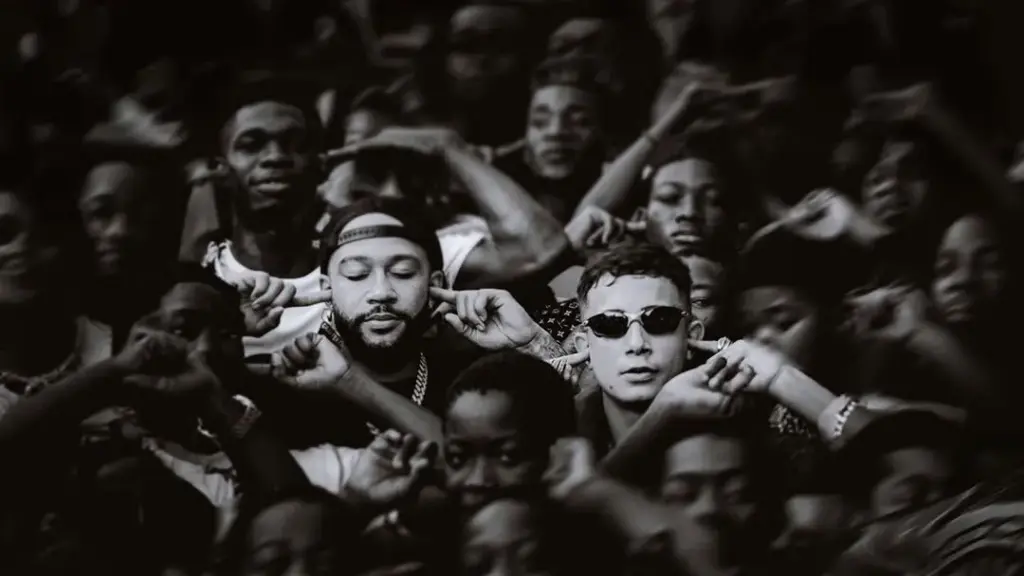 Memphis Depay celebra certificado de ouro após gravação com MC Hariel