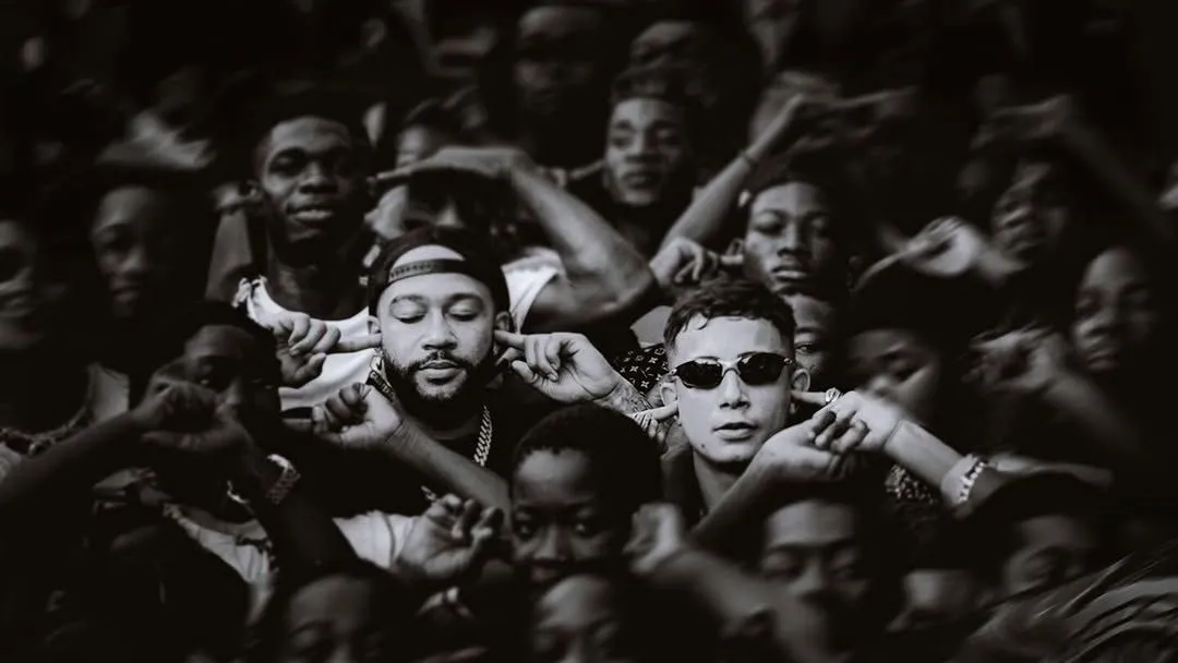 Memphis Depay celebra certificado de ouro após gravação com MC Hariel