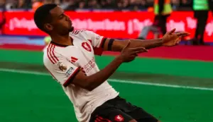 INGLÊS: Isak encerra jejum, Paquetá é expulso e Liverpool volta a vencer