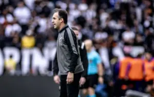 Léo Condé, técnico do Ceará, quebra tabu jogando em São Paulo