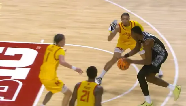 Jogador arremessa tênis para tirar a bola de rival no basquete dos EUA