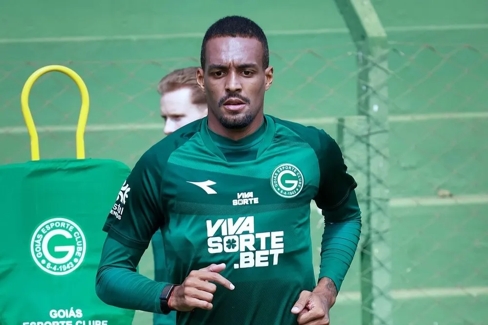 Goiás perde Luiz Felipe por suspensão e terá mudanças