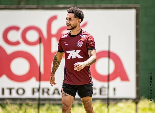 Matheuzinho lamenta derrota Vitória