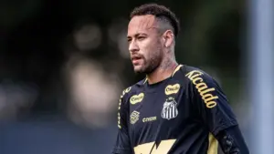 Neymar participa de treino no Santos em meio a suspense sobre sua condição física