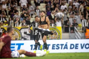 Atacante do Ceará comemora fim de jejum: 