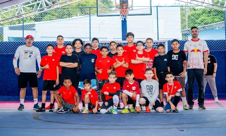 Parceria entre Bragantino e RB Leipzig resulta em revitalização de quadra pública (Foto: Divulgação/Hwproducoes)