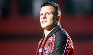 Atacante do Vitória analisa empate: 
