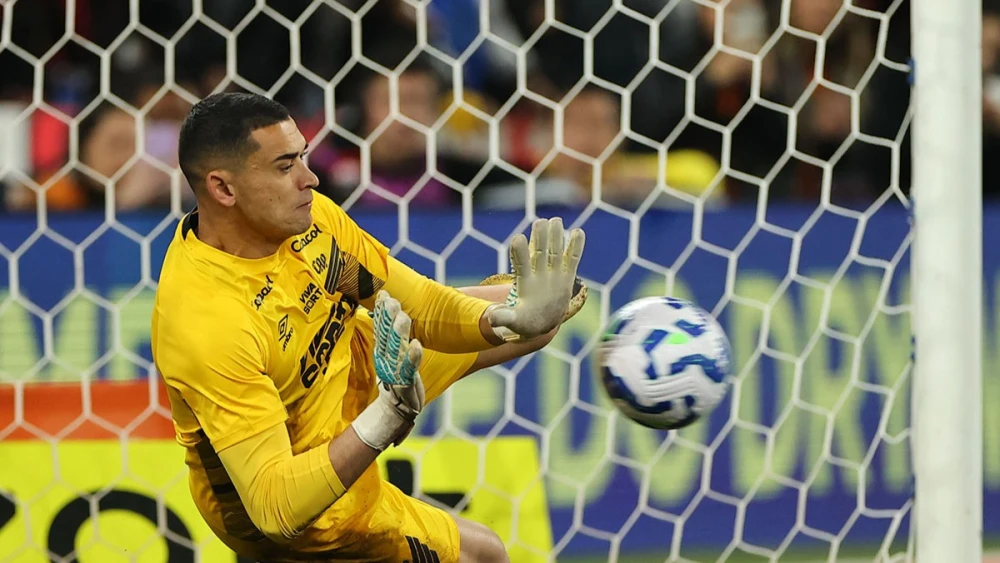 Goleiro do Athletico desabafa após acesso: “Não tem herói”