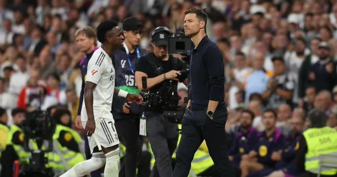 Vini Jr. não quer renovar com Real Madrid por  atritos com Xabi Alonso, diz jornal