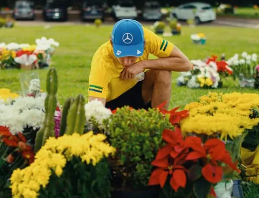 Antonelli faz visita a túmulo de Ayrton Senna às vésperas do GP de São Paulo de F-1