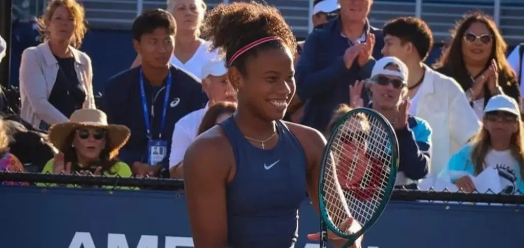 Brasileira chega à primeira final profissional de tênis aos 15 anos