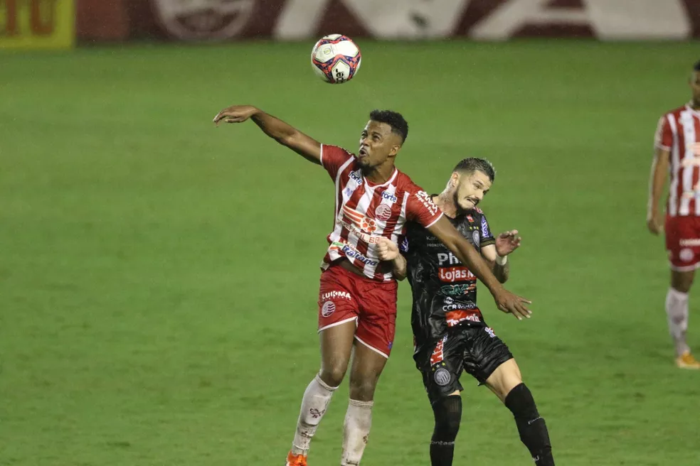 Matheus Trindade, volante do Náutico, no jogo contra o Operário — Foto: Marlon Costa/Pernambuco Press
