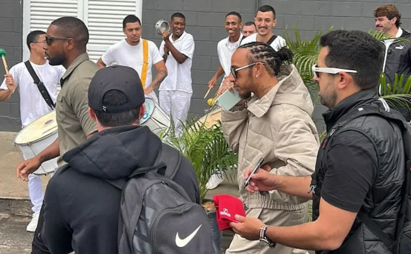 Hamilton é recebido com samba em Interlagos, mas ignora e passa reto