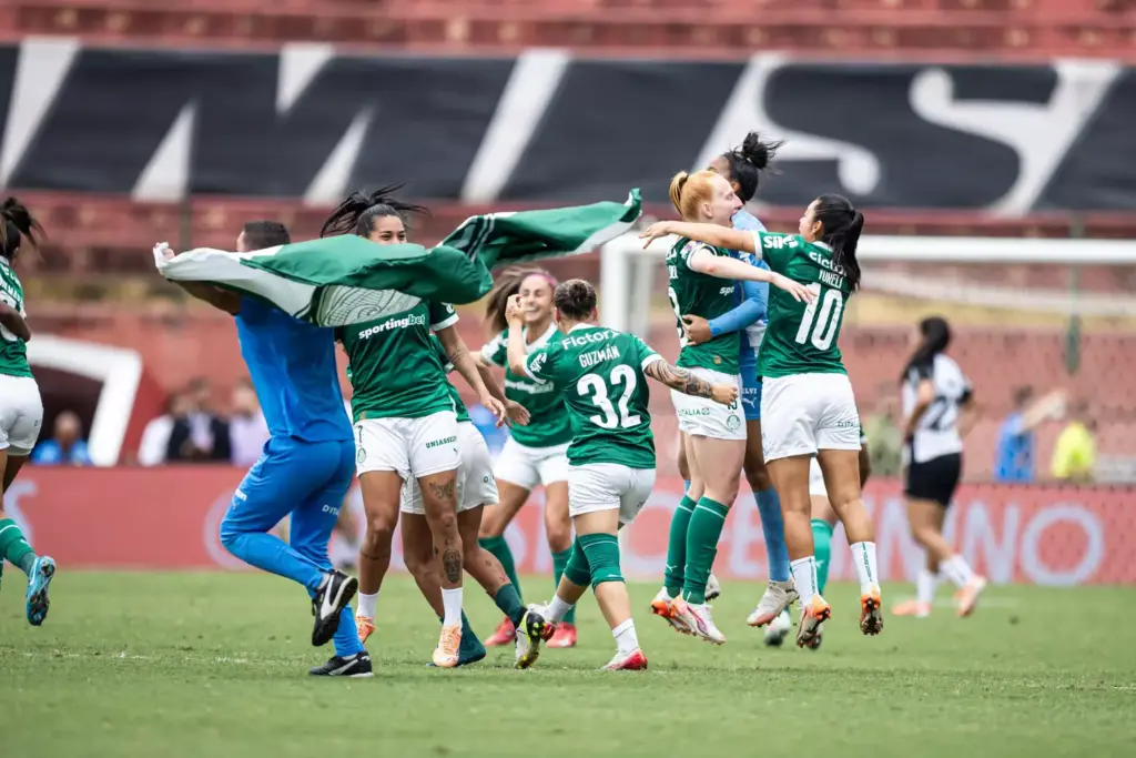 ESPECIAL PAULISTÃO FEMININO: Palmeiras vence Corinthians e repete roteiro 2 Jogadoras do Palmeiras celebram vitória no Paulistão