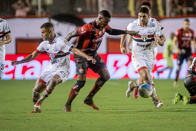 Vitória x São Paulo - Rebaixamento e briga por Libertadores em jogo (Foto: Victor Ferreira/ECV)