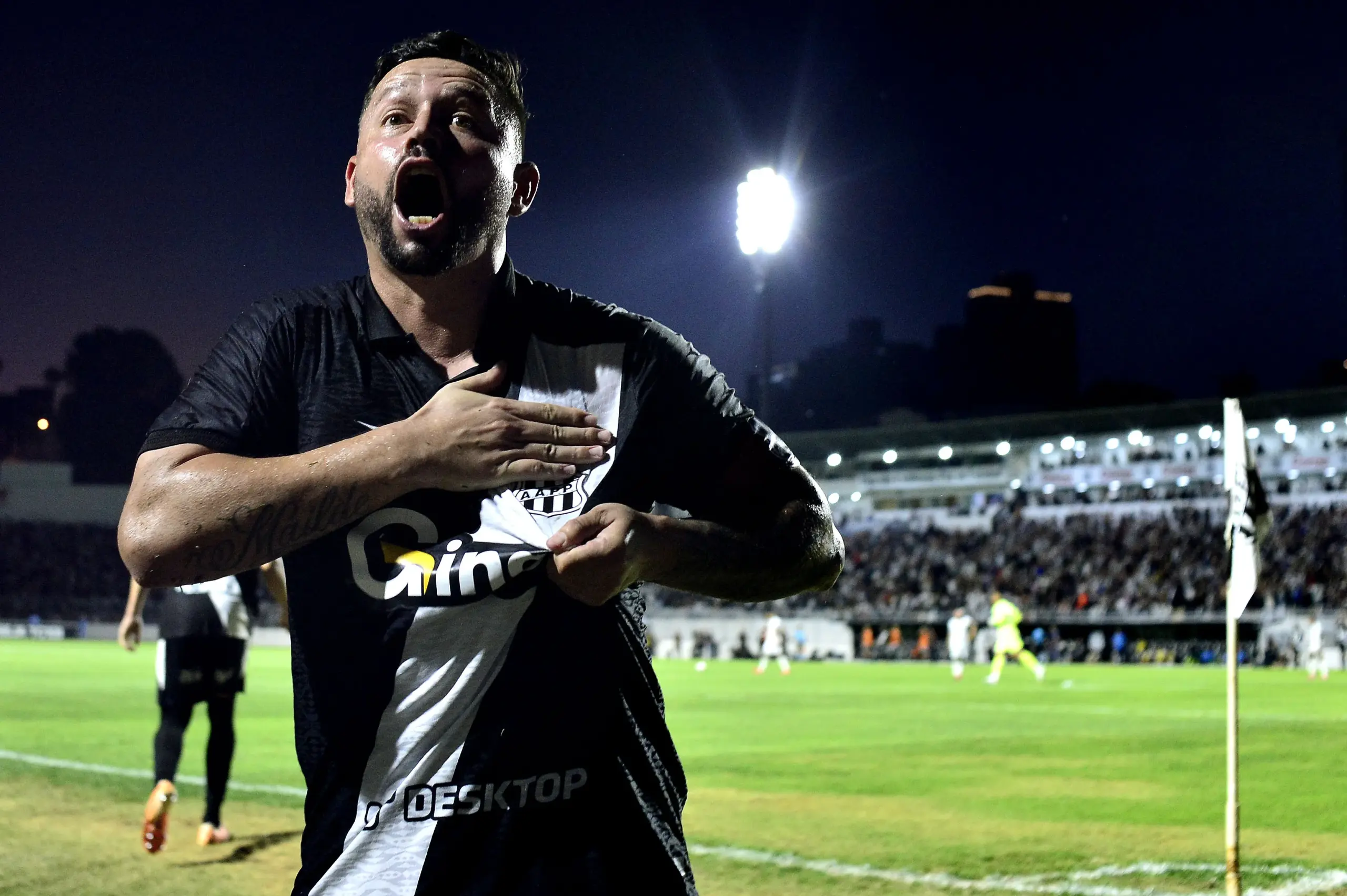 Elvis deve seguir na Ponte Preta em 2026