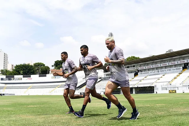 Jeh, Luiz Felipe e Elvis correndo no Majestoso - Fotos: Marcos Ribolli/Ponte Preta