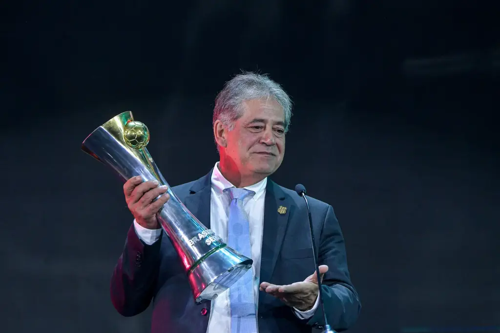 44 dias depois, Ponte Preta enfim recebe o troféu de campeã da Série C