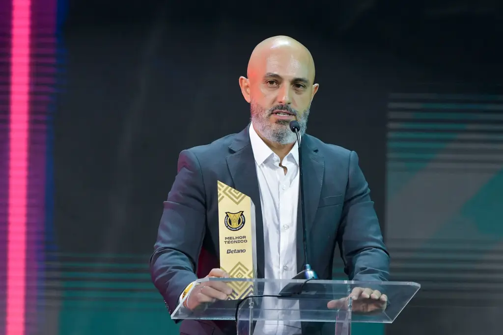 Guanaes desbanca Filipe Luís e Abel Ferreira como melhor técnico do Brasileirão