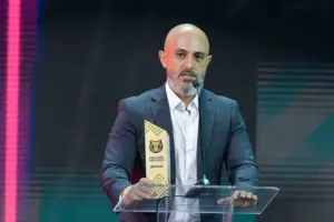 Guanaes desbanca Filipe Luís e Abel Ferreira como melhor técnico do Brasileirão