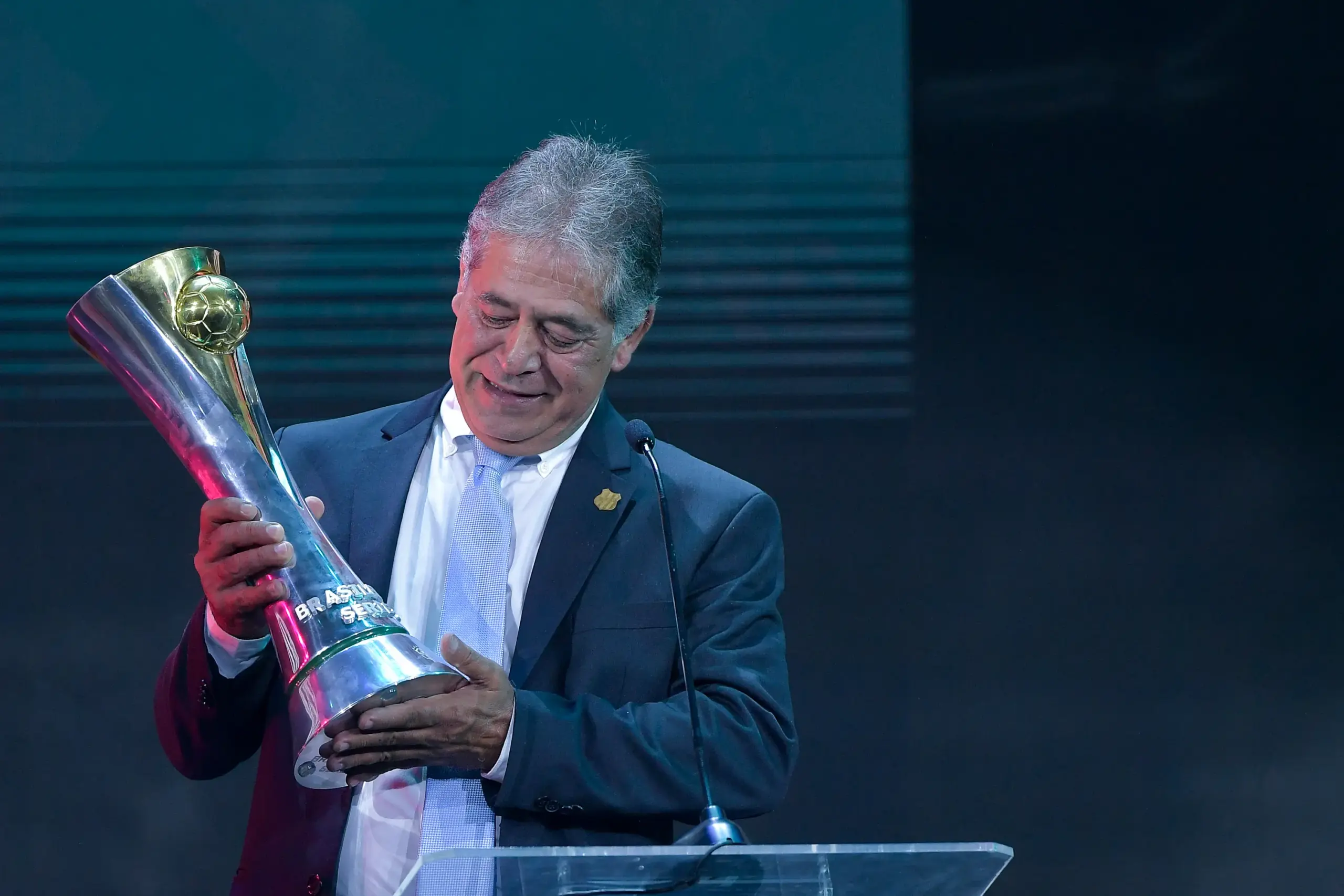 Eberlin recebe a taça de Campeão Brasileiro pela Ponte Preta