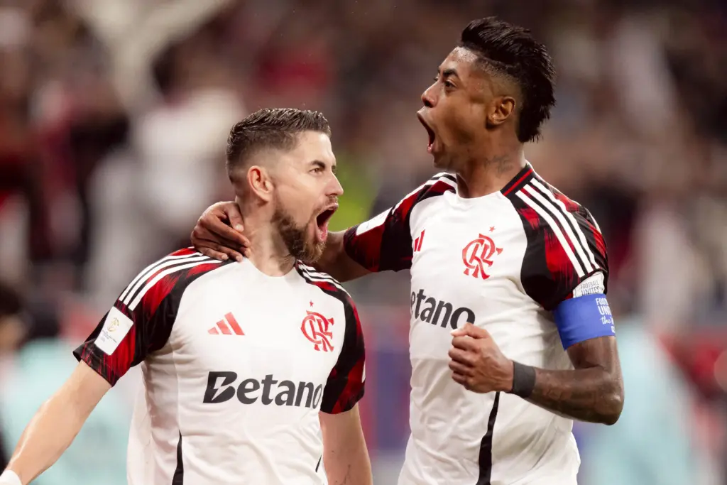 PSG 1 (2) x (1) 1 Flamengo - Foi por pouco, Mengão! 4 Jorginho e Bruno Henrique comemoram o gol de empate - Foto: Gilvan de Souza/Flamengo