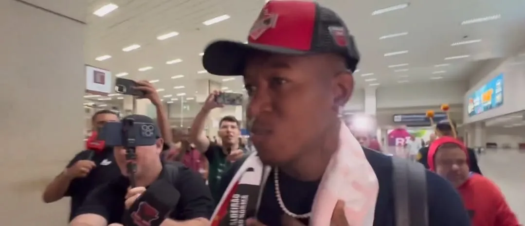 Vitão chega ao Rio de Janeiro para assinar com o Flamengo (Foto: Reprodução-X)
