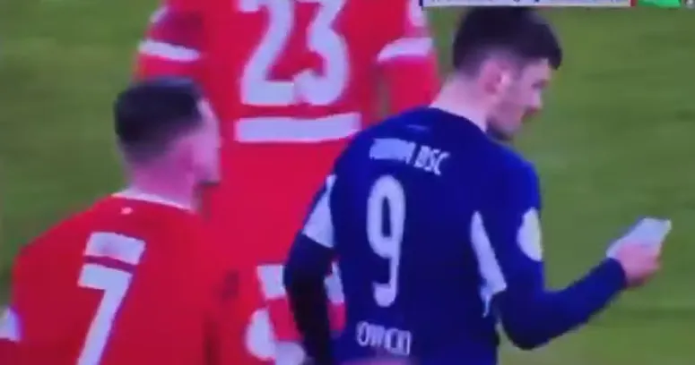 Em lance inusitado, jogador pega bilhete do rival em goleada da Copa da Alemanha