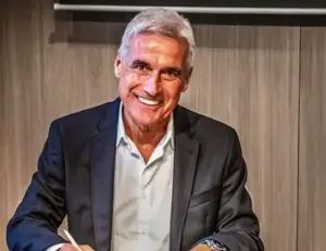 Luís Castro destaca 'história rica' do Grêmio e recebe boas-vindas de Felipão