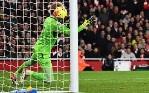 INGLÊS: Arsenal vence Brentford e mantém vantagem na ponta